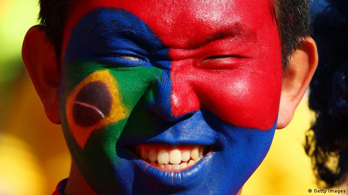 Koreanischer Fan in rot-blau mit kleiner brasilianischer Flagge (Photo: Ian Walton/Getty Images)