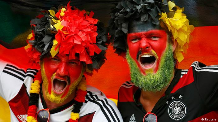 Deutsche Fans mit geschminktem Gesicht und Bart (Photo: Reuters)