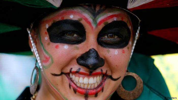 Mexikanischer Fan mit Hut und Schminke (Photo: Reuters)