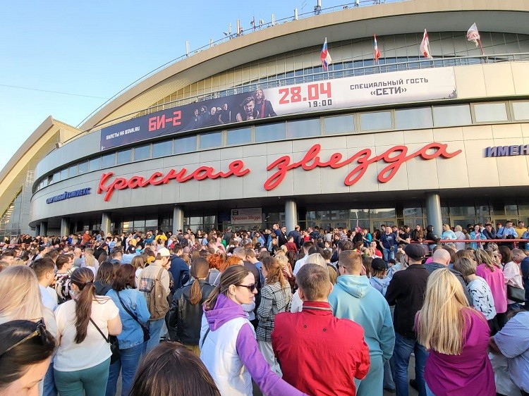 “There were no announcements, we have been waiting for 40 minutes”: crowds of Omsk residents who bought tickets for the performances of the Bi-2 group took the Krasnaya Zvezda sports complex into the ring