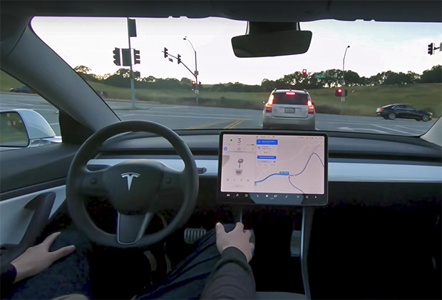 Demonstration of the autopilot work Tesla Full Self-Driving